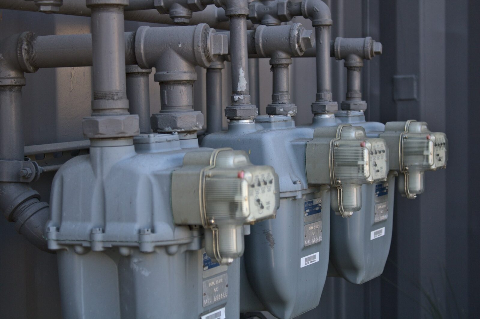 An overview of various gas meters including diaphragm and turbine types.